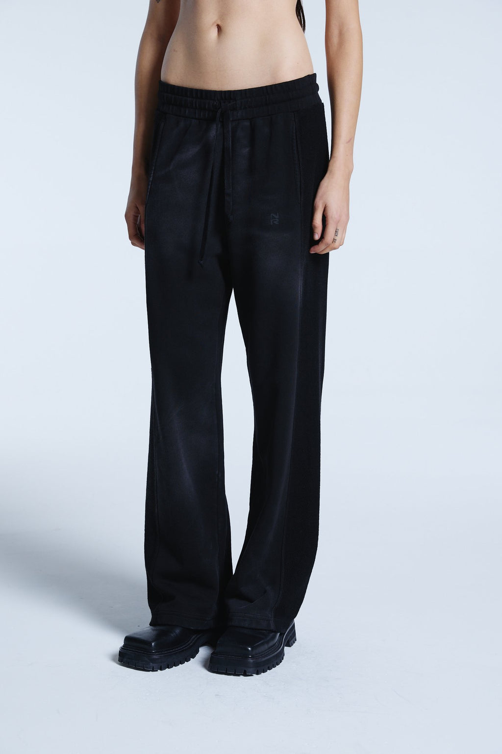 Pantalon Recortes Negro