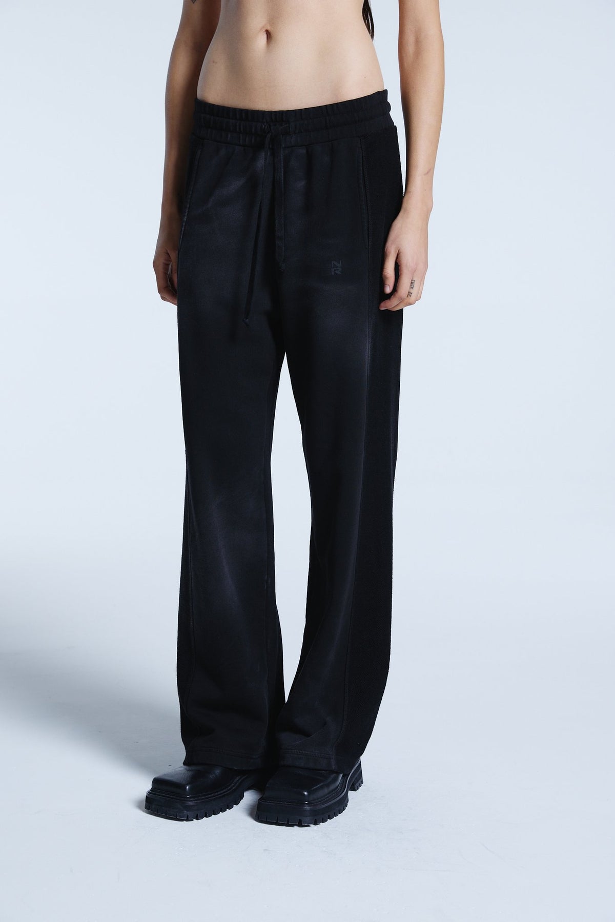 Pantalon Recortes Negro